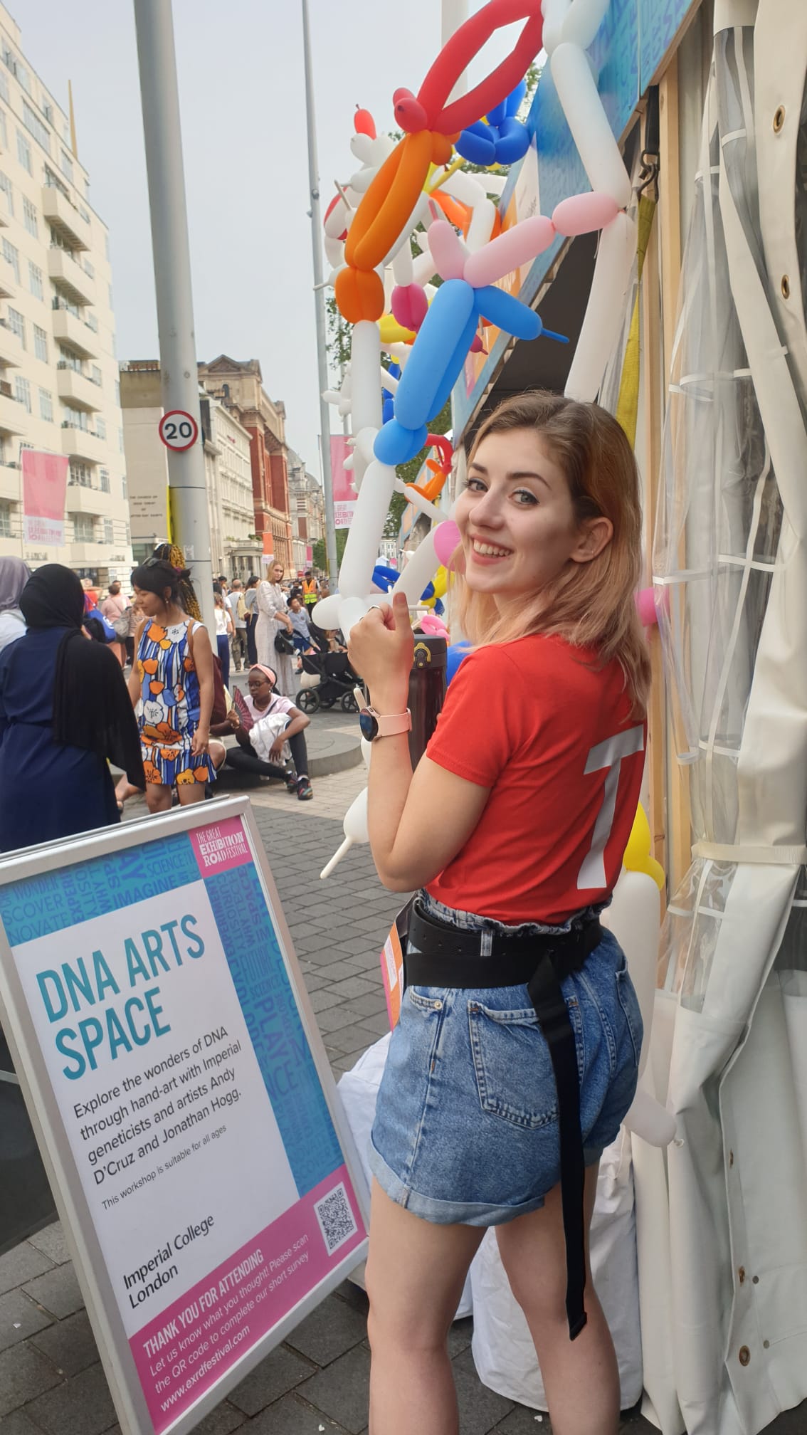 A photo of Dr Hannah Maude at the 2022 Great Exhibition Road festival at the DNA Arts space taken by Yang Liu photography.